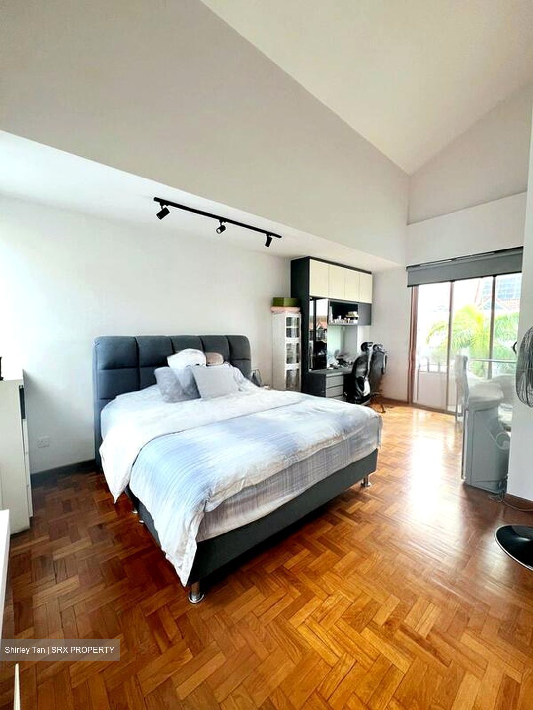 Eastwood Drive (D16), Terrace #449376951